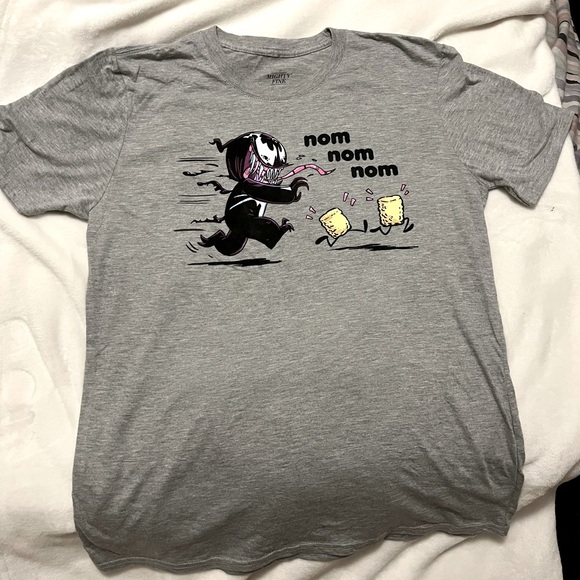 MARVEL GRAPHIC DETAIL CARTOON VENOM CHASING 2 TATER TOTS T-SHIRT FUNNY MENS MED - Picture 2 of 3